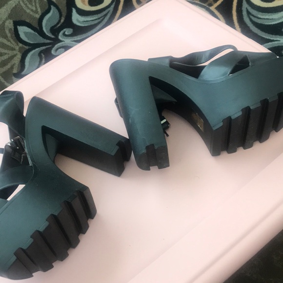 Black platform heels. - Picture 3 of 3